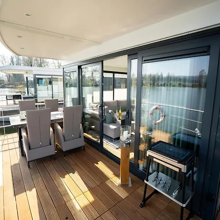 Schoenes Hausboot In Hoexter Botel