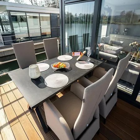 Schoenes Hausboot In Hoexter Hotel en barco