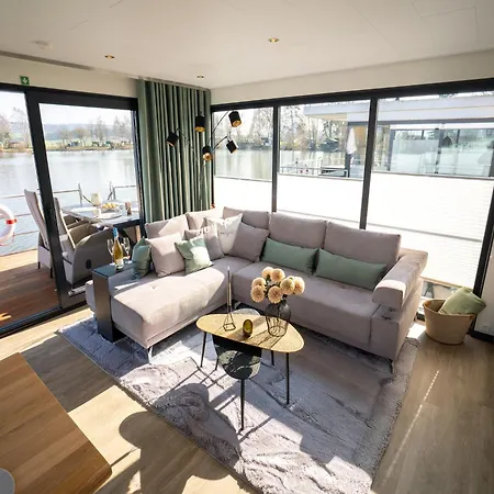 Schoenes Hausboot In Hoexter Botel