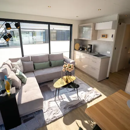 Schoenes Hausboot In Hoexter Botel