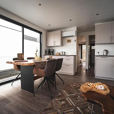 Botel Schoenes Hausboot In Hoexter