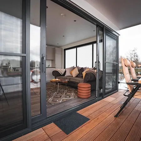 Schoenes Hausboot In Hoexter Botel