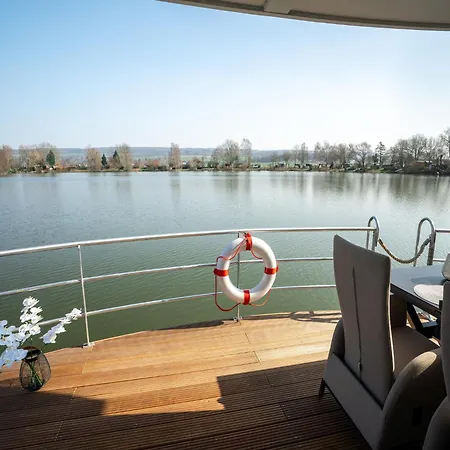 Schoenes Hausboot In Hoexter