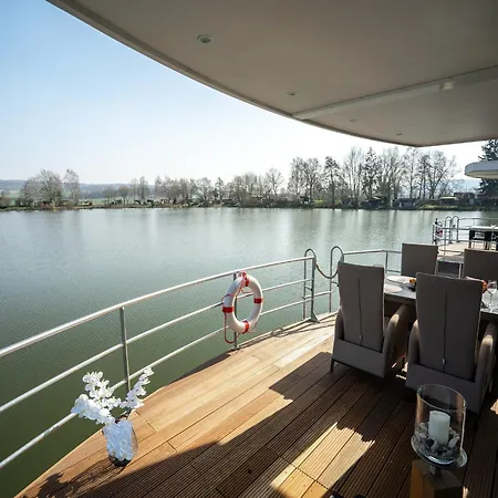 Schoenes Hausboot In Hoexter Boffzen