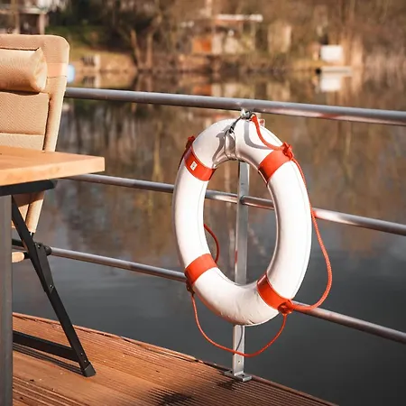 Schoenes Hausboot In Hoexter