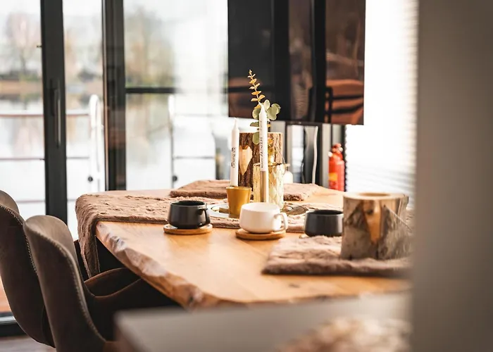 Schoenes Hausboot In Hoexter