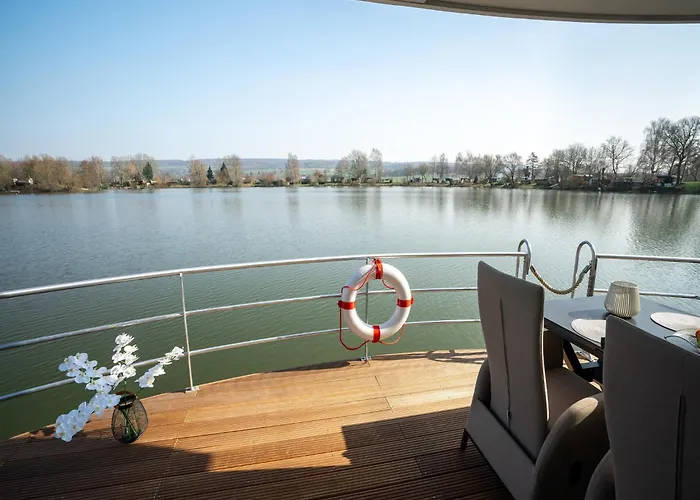 Schoenes Hausboot In Hoexter