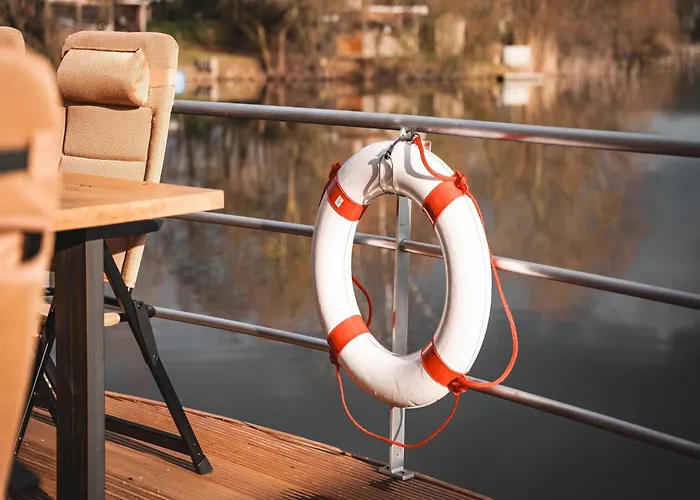 Schoenes Hausboot In Hoexter